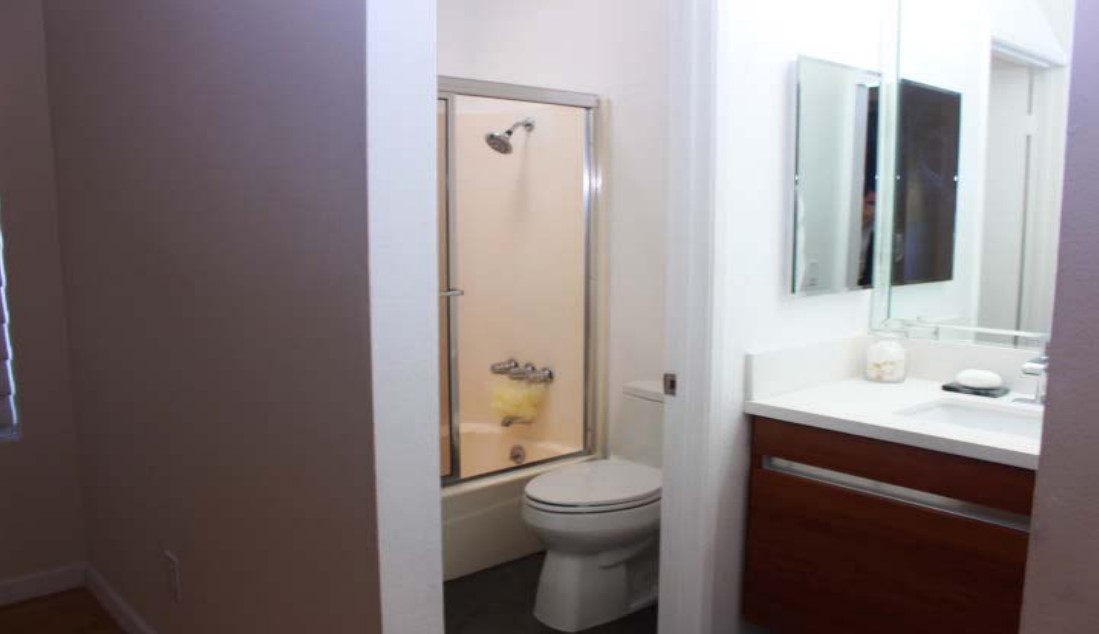 6225 SHOUP AVE. #101, WOODLAND HILLS, California 