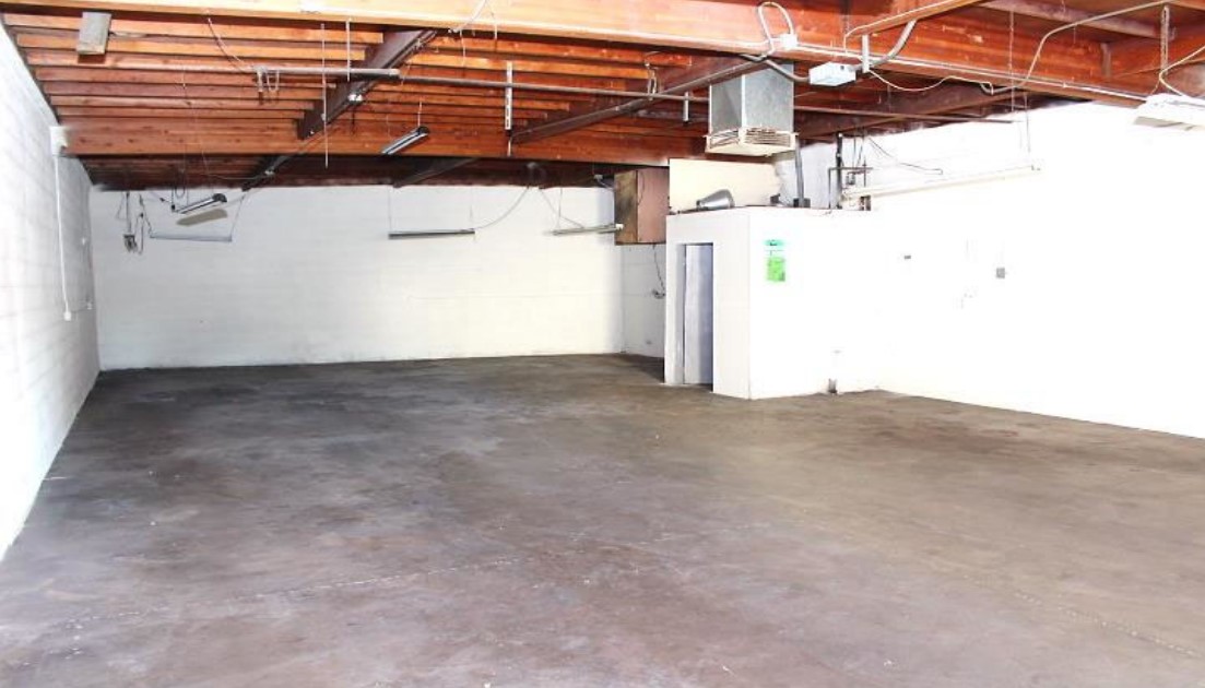 8611 LINDLEY AVE, NORTHRIDGE, California 