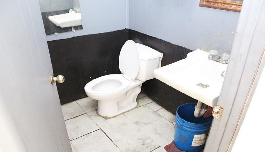 8611 LINDLEY AVE, NORTHRIDGE, California 