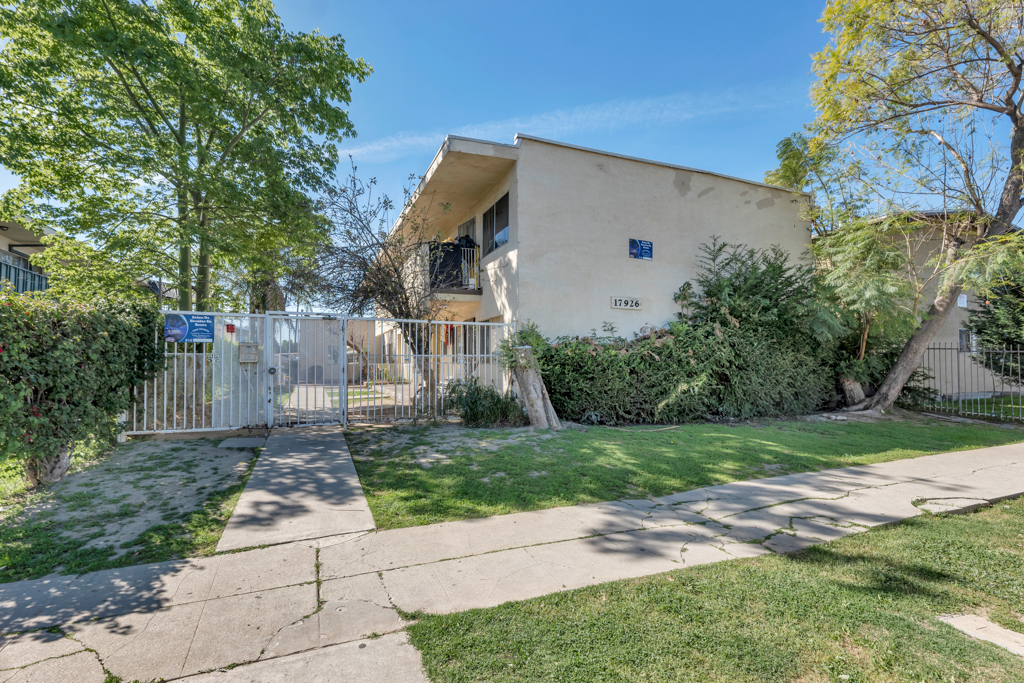 17926 Schoenborn St, Northridge, California 91325